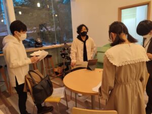 声優コースのグループレッスン写真。1枚目。