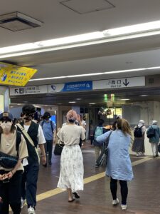 小田急線西口↓の階段を下ります