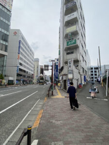 右手にセブンイレブンがあります。そこまでどんどん前進します。