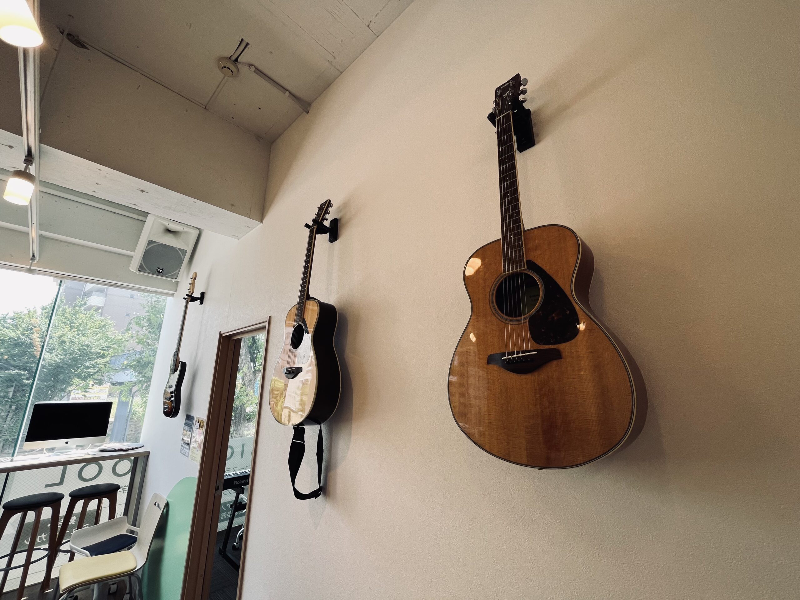 【ギター講師に茶振り⁉️何か弾いてください🙏🎸】