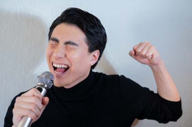 【男女別】声が低い人におすすめのカラオケ曲！歌いやすい人気曲