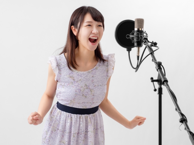 声の低い女性のカラオケ｜歌いやすいおすすめ曲と男性ボーカルの歌